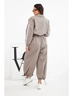 Dámská bavlněná souprava s oversized kalhotami a model 22294722 lampasy fango zelená - K-Fashion Dámská bavlněná souprava s oversized kalhotami a model 22294722 lampasy fango zelená - K-Fashion