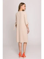 Šaty áčkového střihu s rukávy béžové model 20966050 - STYLOVE Šaty áčkového střihu s rukávy béžové model 20966050 - STYLOVE