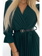 Dámské plisované maxi šaty v lahvově zelené barvě s výstřihem, opaskem a 3/4 rukávy model 22124213 - numoco basic