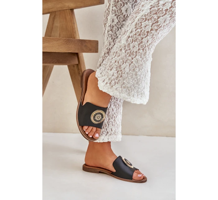 Kožené Pantofle S Dekorací Na Plochém Podpatku Zazoo model 21682288 Černé - Boto Kožené Pantofle S Dekorací Na Plochém Podpatku Zazoo model 21682288 Černé - Boto