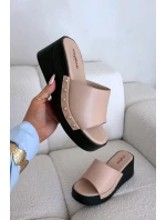 Dámské nazouváky na platformě se zlatými Béžové model 21918852 - Boto