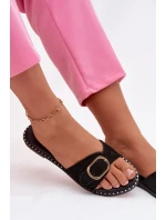 Dámské pantofle na ploché se zlatým sponou Czarne model 21943465 - Boto Dámské pantofle na ploché se zlatým sponou Czarne model 21943465 - Boto