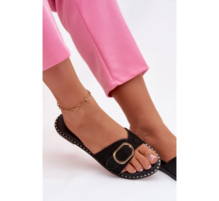 Dámské pantofle na ploché se zlatým sponou Czarne model 21943465 - Boto Dámské pantofle na ploché se zlatým sponou Czarne model 21943465 - Boto