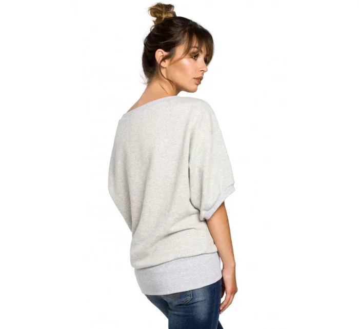 model 18001682 Halenka nadměrné velikosti se zavinovacími detaily světle šedá - BeWear model 18001682 Halenka nadměrné velikosti se zavinovacími detaily světle šedá - BeWear