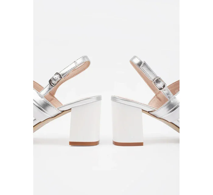 Zajímavé dámské stříbrné  sandály na širokém podpatku