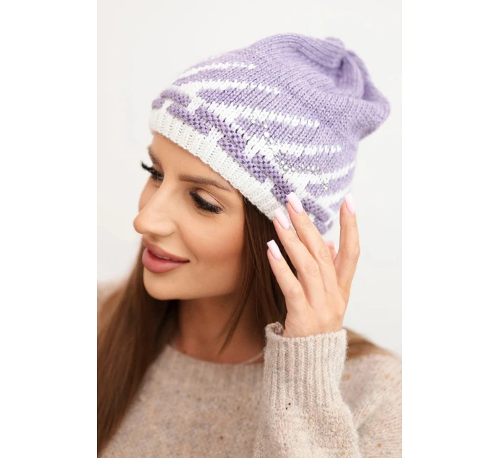 Zimní dámská čepice z vlny s geometrickým vzorem a kamínky K469 fialová