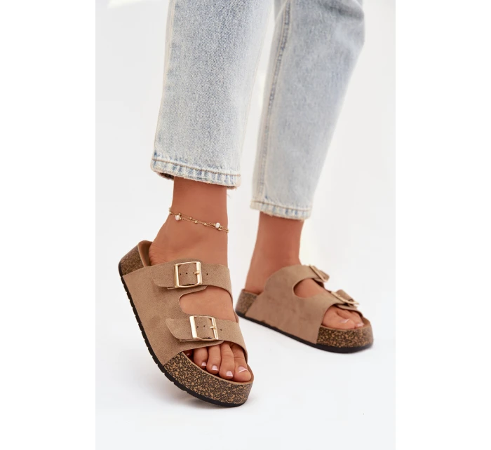 Dámské pantofle na korkové platformě se zlatými sponami tmavě béžové model 21919279 - EVENTO Dámské pantofle na korkové platformě se zlatými sponami tmavě béžové model 21919279 - EVENTO