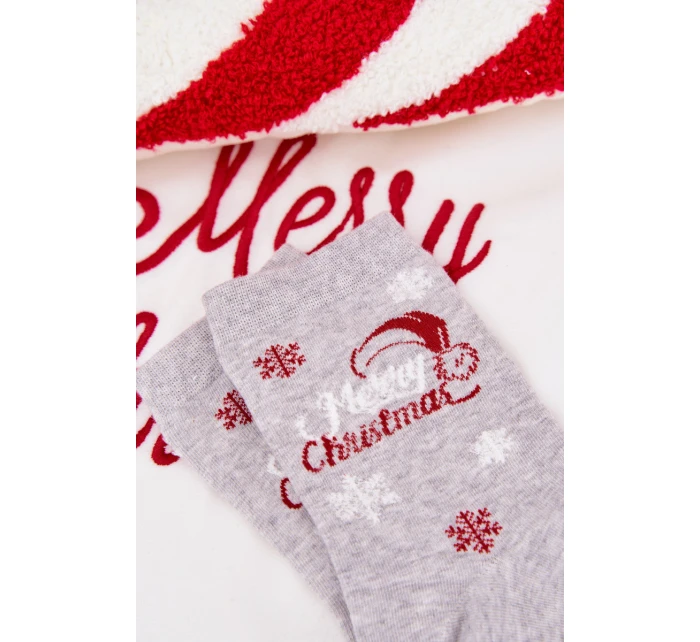 Dámské vánoční ponožky se sněhovými vločkami a nápisem – světle šedé Dámské vánoční ponožky se sněhovými vločkami a nápisem – světle šedé