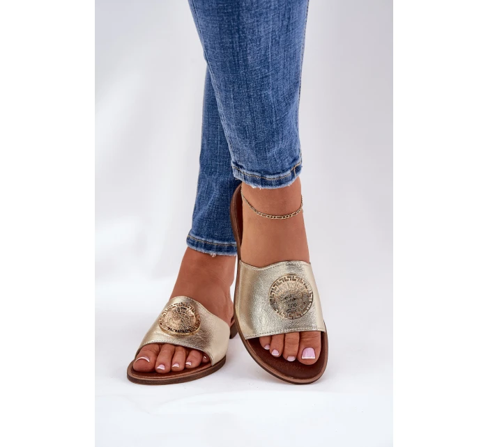 model 21686340 Kožené Pantofle Na Plochém Podpatku S Ozdobou Zlaté - Zazoo