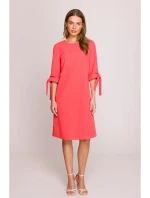 S393 Šaty áčkového střihu s vázacími rukávy - korálová barva S393 Šaty áčkového střihu s vázacími rukávy - korálová barva