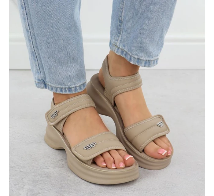 Dámské sandály na silné podrážce s pásky na suchý zip béžové model 21904815 - Potocki Dámské sandály na silné podrážce s pásky na suchý zip béžové model 21904815 - Potocki