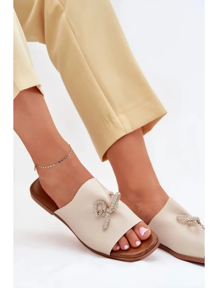 Dámské pantofle na nízkém podpatku s ozdobným vázáním – béžové Norela Dámské pantofle na nízkém podpatku s ozdobným vázáním – béžové Norela