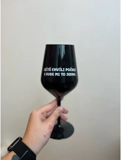 JEŠTĚ CHVÍLI POČKEJ A BUDE MI TO JEDNO. - černá nerozbitná sklenice na víno 470 ml