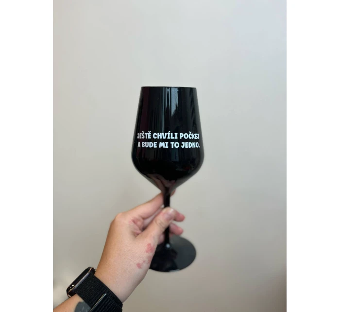 JEŠTĚ CHVÍLI POČKEJ A BUDE MI TO JEDNO. - černá nerozbitná sklenice na víno 470 ml