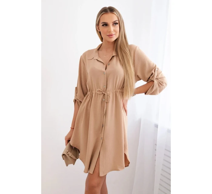 Šaty se zapínáním na knoflíky a zavazováním v pase velbloud