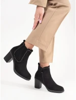 Pěkné černé dámské  kotníčkové boty na širokém podpatku