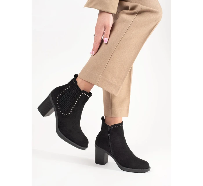 Pěkné černé dámské  kotníčkové boty na širokém podpatku