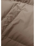 Tmavě béžová dlouhá hrubší dámská bunda s kapucí model 21246157 - J.STYLE Tmavě béžová dlouhá hrubší dámská bunda s kapucí model 21246157 - J.STYLE