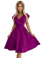 SCARLETT Rozšířené dámské šaty ve fuchsijové barvě s s přeloženým obálkovým výstřihem a páskem model 20141725 - numoco SCARLETT Rozšířené dámské šaty ve fuchsijové barvě s s přeloženým obálkovým výstřihem a páskem model 20141725 - numoco