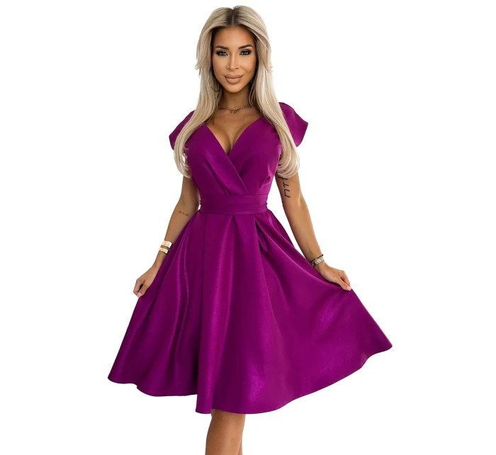 SCARLETT Rozšířené dámské šaty ve fuchsijové barvě s s přeloženým obálkovým výstřihem a páskem model 20141725 - numoco SCARLETT Rozšířené dámské šaty ve fuchsijové barvě s s přeloženým obálkovým výstřihem a páskem model 20141725 - numoco