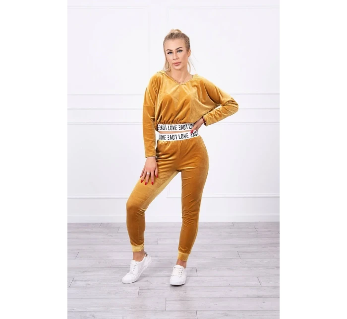 Velurová souprava s kapucí v hořčicové barvě Velurová souprava s kapucí v hořčicové barvě