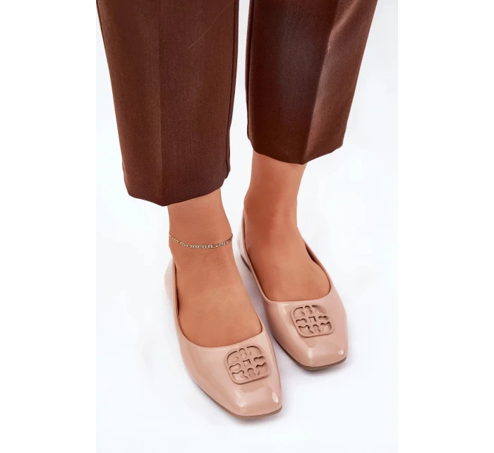 Dámské lakované elegantní baleríny s ozdobným detailem Vinceza – béžové