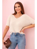 Dámský svetr z měkkého model 21291597 s výstřihem do V krátkým rukávem béžový - K-Fashion Dámský svetr z měkkého model 21291597 s výstřihem do V krátkým rukávem béžový - K-Fashion