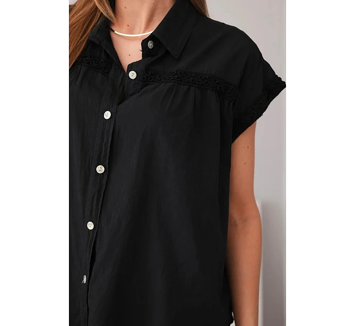 Dámská bavlněná košilová halenka s krajkou a krátkým rukávem černá Dámská bavlněná košilová halenka s krajkou a krátkým rukávem černá