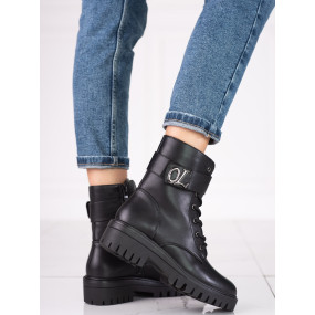 Pohodlné dámské černé  kotníčkové boty na plochém podpatku
