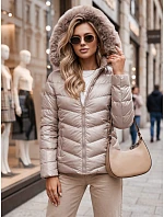 Dámská prošívaná zimní bunda s kapucí béžová Dstreet model 21970304 - FashionStreet Dámská prošívaná zimní bunda s kapucí béžová Dstreet model 21970304 - FashionStreet