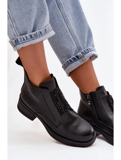 Dámské kožené kotníkové boty na podpatku s ozdobou D&A – černé Dámské kožené kotníkové boty na podpatku s ozdobou D&A – černé