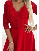 AMBER Elegantní červené dlouhé dámské krajkové šaty s výstřihem a rozparkem na noze model 19144269 - numoco