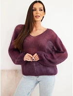 Dámský svetr z 70 % z s výstřihem do V volného střihu tmavě fialová model 22391350 - K-Fashion Dámský svetr z 70 % z s výstřihem do V volného střihu tmavě fialová model 22391350 - K-Fashion