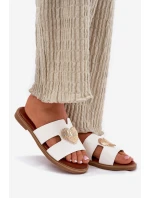 Dámské sandály na plochém podpatku se zlatou ozdobou bílé model 21697094 - EVENTO Dámské sandály na plochém podpatku se zlatou ozdobou bílé model 21697094 - EVENTO