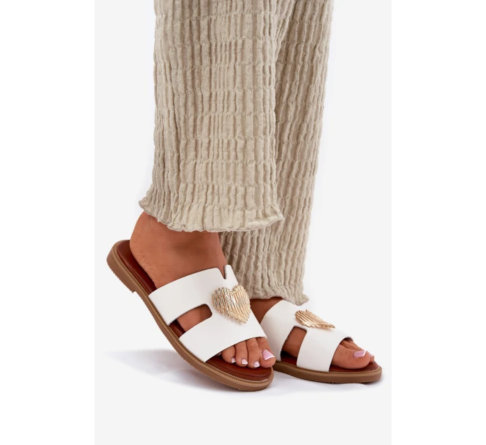 Dámské sandály na plochém podpatku se zlatou ozdobou bílé model 21697094 - EVENTO Dámské sandály na plochém podpatku se zlatou ozdobou bílé model 21697094 - EVENTO