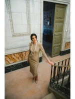 model 21319027 Tužkové šaty s ozdobnými rameny béžové - STYLOVE model 21319027 Tužkové šaty s ozdobnými rameny béžové - STYLOVE