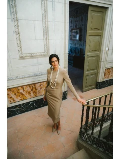 model 21319027 Tužkové šaty s ozdobnými rameny béžové - STYLOVE