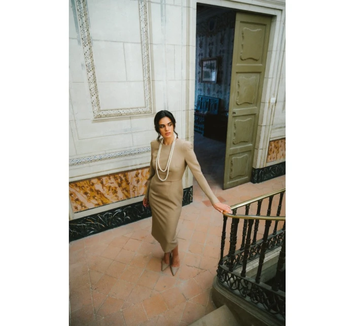 model 21319027 Tužkové šaty s ozdobnými rameny béžové - STYLOVE model 21319027 Tužkové šaty s ozdobnými rameny béžové - STYLOVE