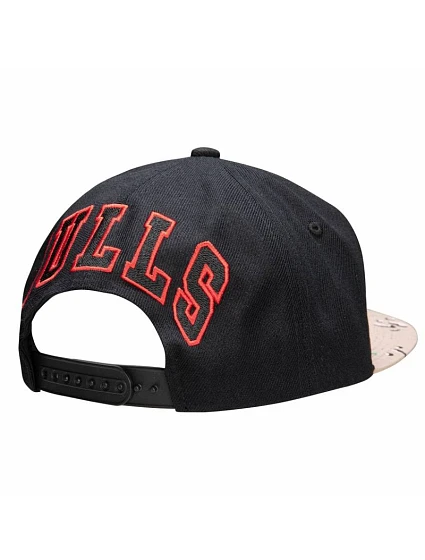 Kšiltovka NBA Chicago Bulls Camo model 22052959 - Mitchell & Ness Kšiltovka NBA Chicago Bulls Camo model 22052959 - Mitchell & Ness
