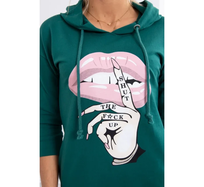 Šaty s delšími zády a barevným potiskem tmavě zelené barvy Šaty s delšími zády a barevným potiskem tmavě zelené barvy