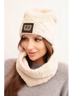 Dámská model 21495013 souprava čepice a nákrčník s ozdobnou nášivkou béžová - K-Fashion