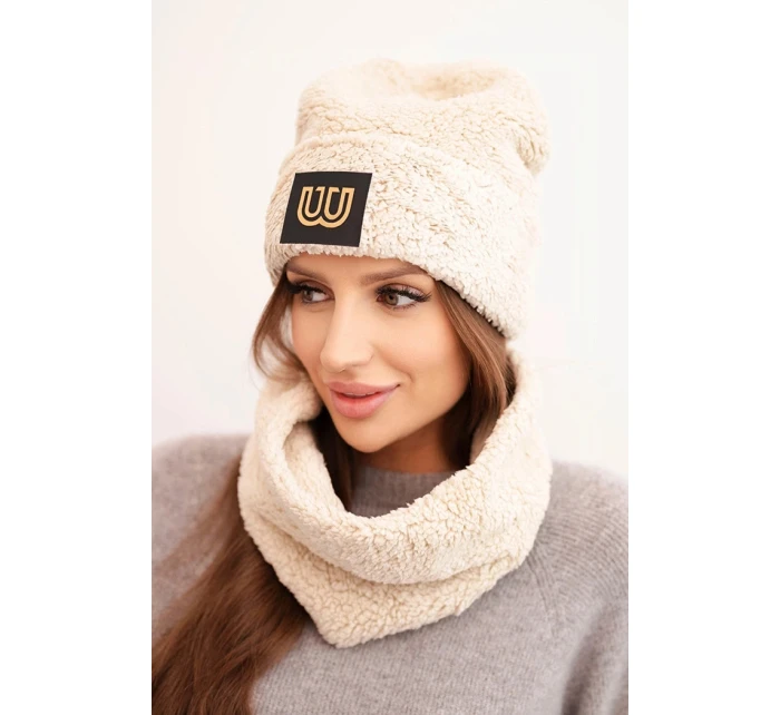 Dámská model 21495013 souprava čepice a nákrčník s ozdobnou nášivkou béžová - K-Fashion