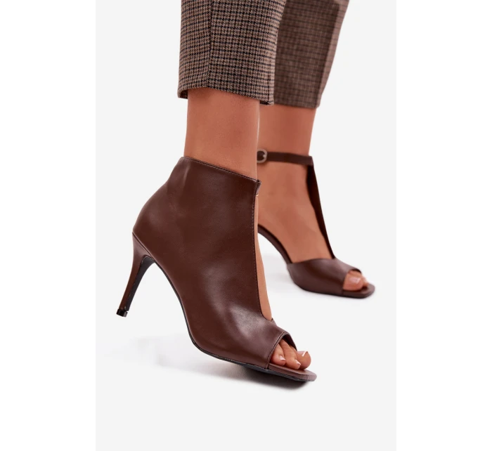 Dámské sandály na podpatku čokoládové model 22037742 - Boto