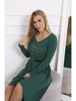 Šaty s ozdobným páskem a nápisem tmavě zelené Šaty s ozdobným páskem a nápisem tmavě zelené