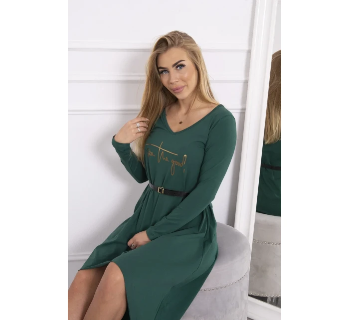 Šaty s ozdobným páskem a nápisem tmavě zelené Šaty s ozdobným páskem a nápisem tmavě zelené