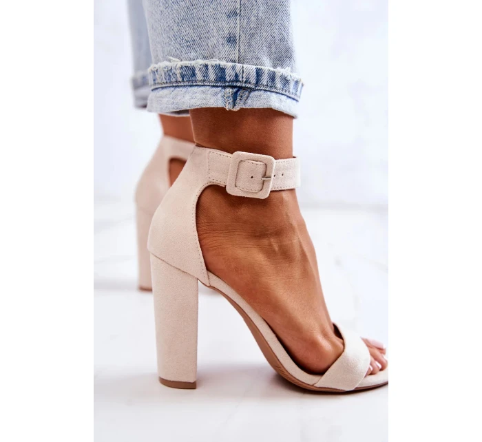 Semišové sandály na béžove model 20333573 - FPrice Semišové sandály na béžove model 20333573 - FPrice