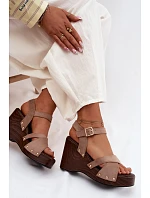 Dámské sandály na platformě se zlatými přezkami Béžové Velvra