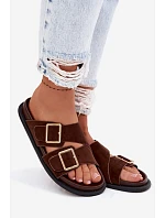 Dámské pantofle z imitace semiše s zlatými přezkami čokoládové model 22102893 - Boto Dámské pantofle z imitace semiše s zlatými přezkami čokoládové model 22102893 - Boto