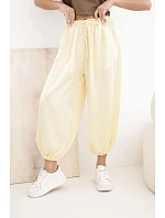 Dámské široké kalhoty s gumou v pase a zavazováním ve stylu model 22064411 žluté - K-Fashion Dámské široké kalhoty s gumou v pase a zavazováním ve stylu model 22064411 žluté - K-Fashion