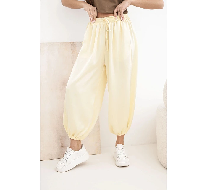 Dámské široké kalhoty s gumou v pase a zavazováním ve stylu model 22064411 žluté - K-Fashion Dámské široké kalhoty s gumou v pase a zavazováním ve stylu model 22064411 žluté - K-Fashion